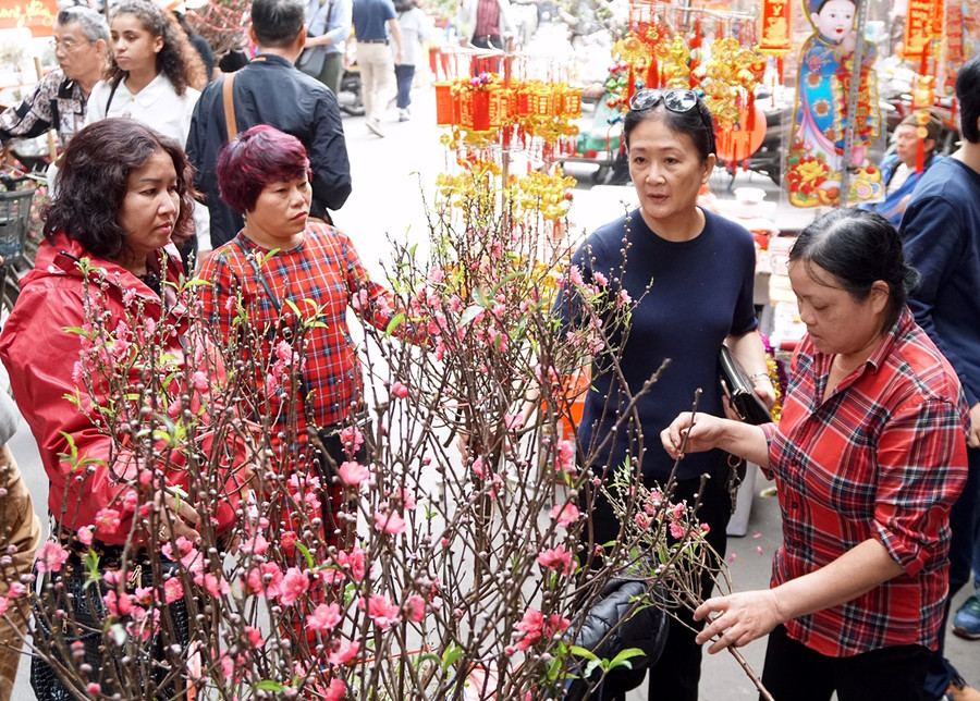 Hương vị Tết xưa ở chợ hoa nổi tiếng Hà Thành ảnh 12 Hương vị Tết xưa ở chợ hoa nổi tiếng Hà Thành ảnh 12