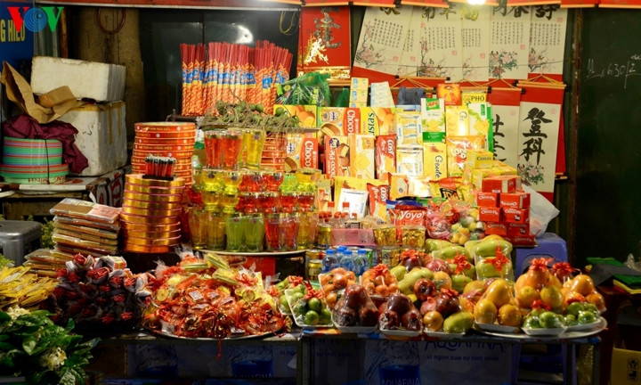 Hiện tại, các gian hàng ở Phủ đã sẵn sàng phục người dân tới đây làm lễ.