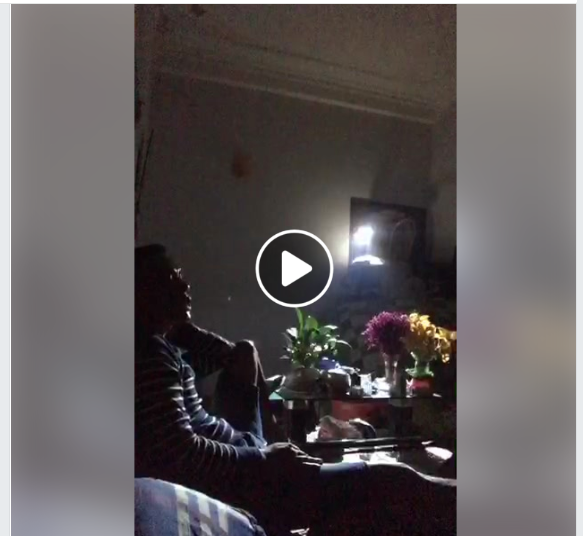 Đối tượng cố thủ trong nhà liên tục livestream trên facebook cá nhân nói lý do xuất phát từ người mẹ của mình. Ảnh chụp màn hình. Đối tượng cố thủ trong nhà liên tục livestream trên facebook cá nhân nói lý do xuất phát từ người mẹ của mình. Ảnh chụp màn hình.