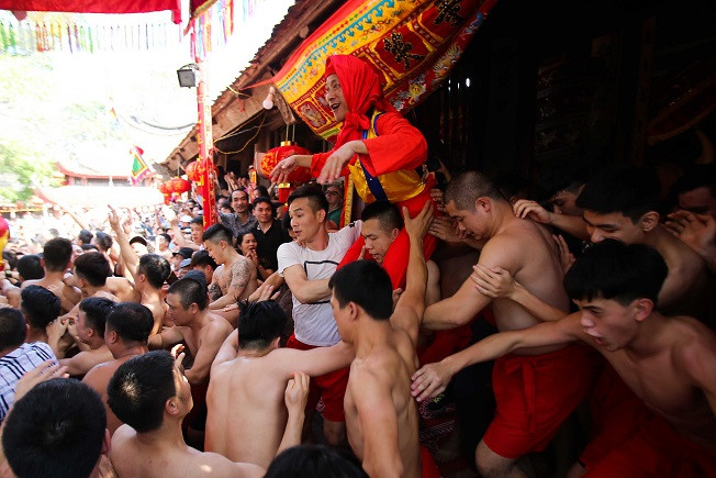 Phần vui nhộn nhất của lễ hội là nghi thức rước quan đám của 4 giáp thuộc Đồng Kỵ. Phần vui nhộn nhất của lễ hội là nghi thức rước quan đám của 4 giáp thuộc Đồng Kỵ.