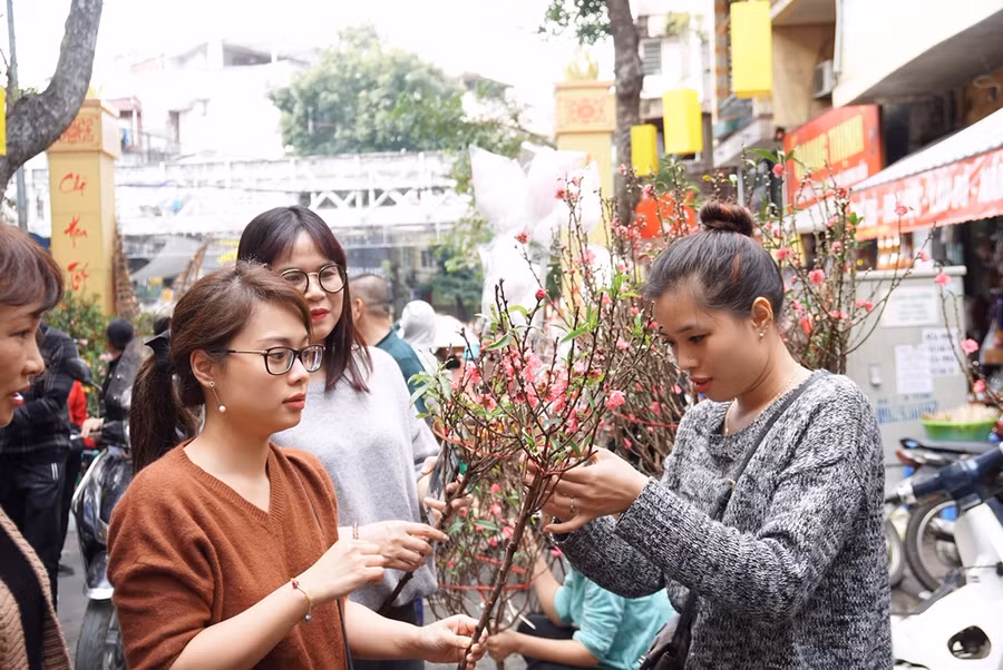 Hương vị Tết xưa ở chợ hoa nổi tiếng Hà Thành ảnh 9