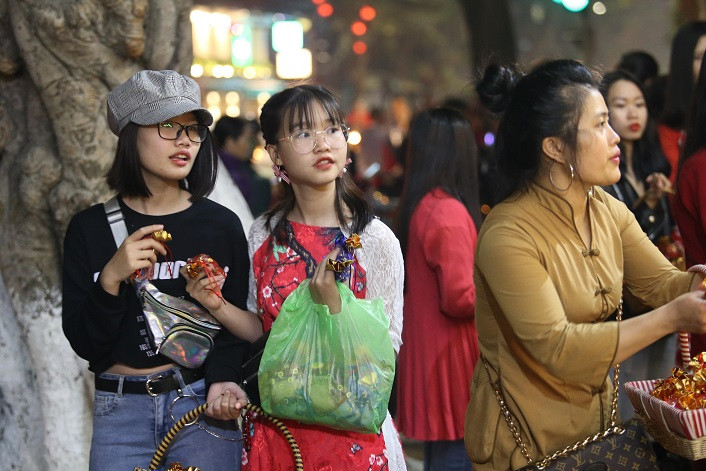 Bên cạnh đó, "Đầu năm mua muối" là một tục lệ truyền thống, cầu mong sự mặn mà, no ấm cho cả gia đình. Tại các cổng chùa, nhiều bạn trẻ bán những túi may mắn trong đó có gạo, muối và bao diêm. Bên cạnh đó, "Đầu năm mua muối" là một tục lệ truyền thống, cầu mong sự mặn mà, no ấm cho cả gia đình. Tại các cổng chùa, nhiều bạn trẻ bán những túi may mắn trong đó có gạo, muối và bao diêm.