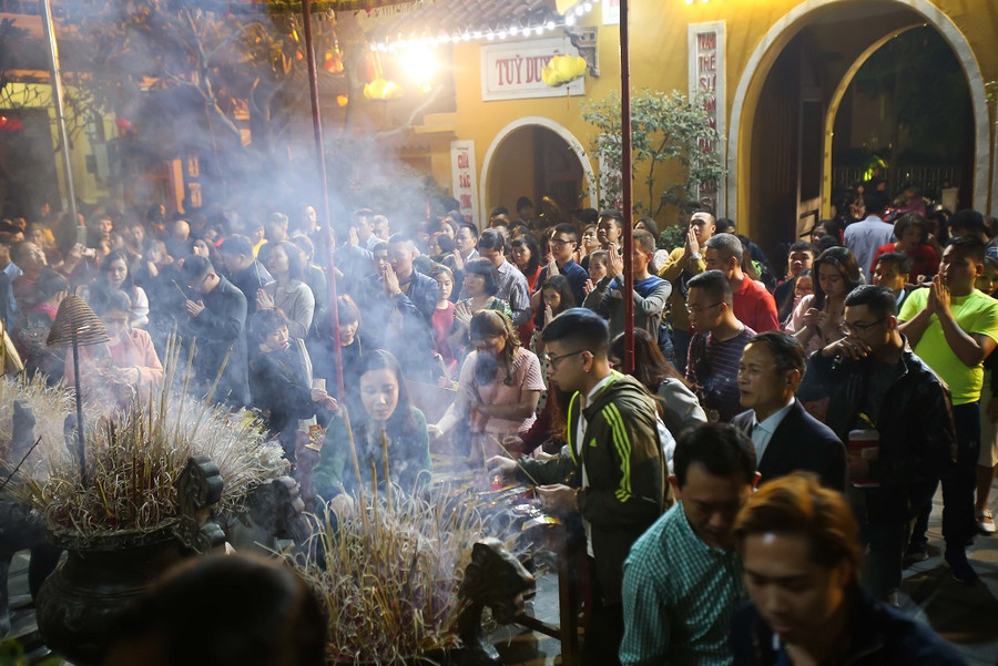 Tại chùa Quán Sứ, một trong những ngôi chùa linh thiêng và lâu đời ở Hà Nội, sau giao thừa đông đảo người dân đã đến để cầu bình an cho năm mới Kỷ Hợi.