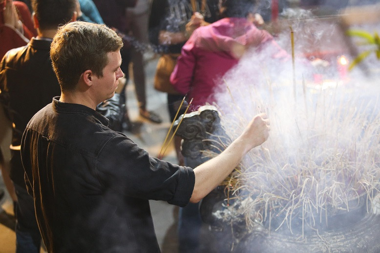 Không chỉ người Việt mà những người bạn nước ngoài cũng đến chùa Quán Sứ thắp hương.