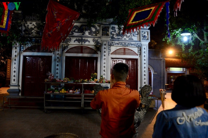 Càng gần thời điểm giao thừa, lượng người đổ về phủ Tây Hồ để cầu an đầu năm ngày càng đông. (Ảnh: Trường Giang).