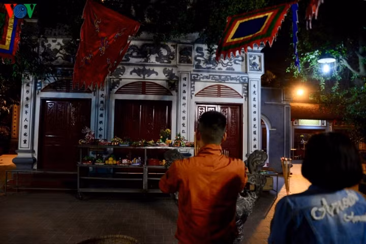 Càng gần thời điểm giao thừa, lượng người đổ về phủ Tây Hồ để cầu an đầu năm ngày càng đông. (Ảnh: Trường Giang). Càng gần thời điểm giao thừa, lượng người đổ về phủ Tây Hồ để cầu an đầu năm ngày càng đông. (Ảnh: Trường Giang).