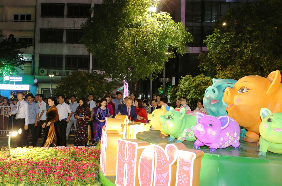 6 chú heo đất nghĩa tình sẽ được đặt tại 6 vị trí dọc theo đường hoa. Ảnh: VGP/Mạnh Hùng. 6 chú heo đất nghĩa tình sẽ được đặt tại 6 vị trí dọc theo đường hoa. Ảnh: VGP/Mạnh Hùng.