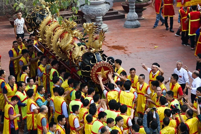 Hàng trăm người reo hò, rước quả pháo khổng lồ mừng năm mới