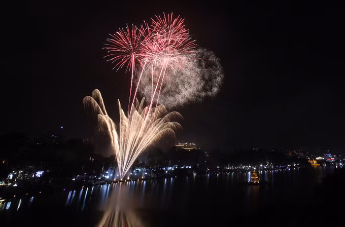 Pháo hoa rực sáng trên bầu trời Hà Nội ảnh 5 Pháo hoa rực sáng trên bầu trời Hà Nội