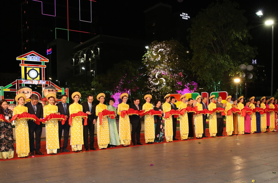 Các đại biểu tham dự cắt băng khai mạc đường hoa Nguyễn Huệ 2019. Ảnh: VGP/Mạnh Hùng. Các đại biểu tham dự cắt băng khai mạc đường hoa Nguyễn Huệ 2019. Ảnh: VGP/Mạnh Hùng.