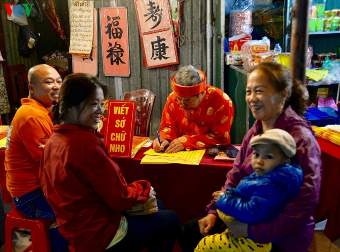 Các ông đồ đã bắt đầu viết sớ, cho chữ từ trước khi giao thừa đến.