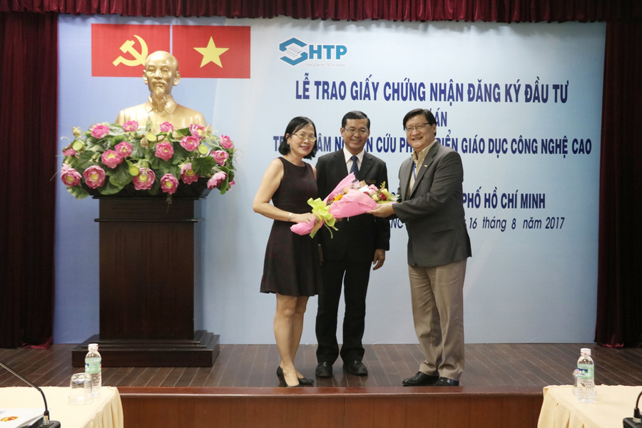 Hai bên vui mừng trong ngày trao và nhận giấy chứng nhận đầu tư