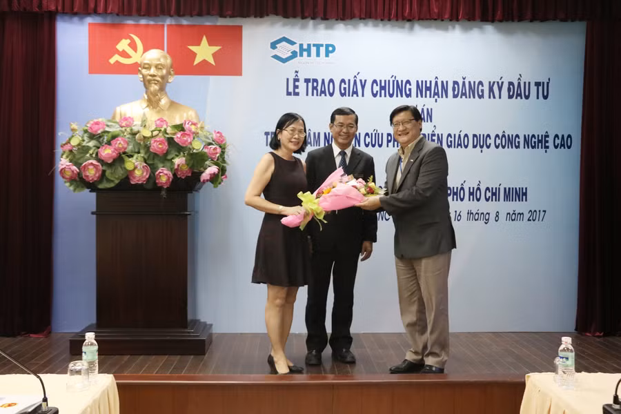 Hai bên vui mừng trong ngày trao và nhận giấy chứng nhận đầu tư