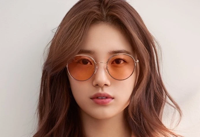 Suzy sở hữu chiếc mũi cao, thanh thoát tự nhiên. Nếu muốn "đụng dao kéo" để có được một chiếc mũi đẹp như Suzy, bạn phải có đầu mũi dài và mũi nhiều "thịt" một chút.