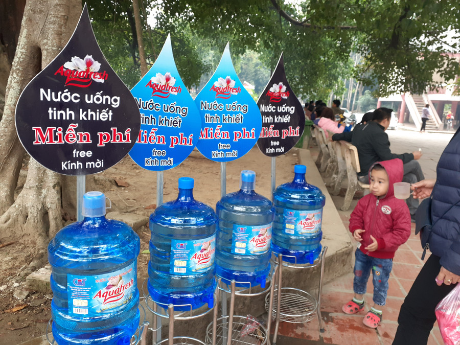 Ban quan lý đền đã huy động các nhà tài trợ ủng hộ nước uống miễn phí phục vụ du khách