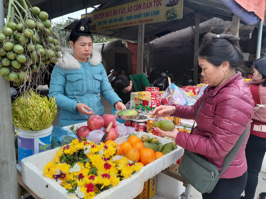 Nhiều quầy bày bán đồ lễ trước cổng đền