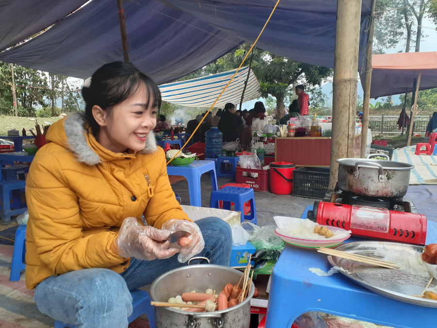 Người dân xã Noong Hẹt phấn khởi bởi hàng quán luôn đắt khách