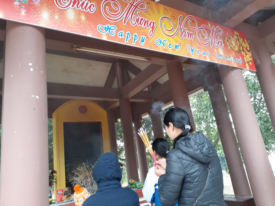 Các phụ huynh đưa con đến đền cầu mong con cháu được chăm ngoan, học giỏi, thi cử đỗ đạt