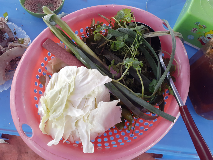 "Kin xổm" (theo tiếng dân tộc Thái nghĩa là ăn chua), món ăn bao gồm": Bắp cải, nhót xanh, lá tỏi, gừng, rau mùi và nước chấm. Món ăn "gây nghiện" đối với đồng bào Tây Bắc