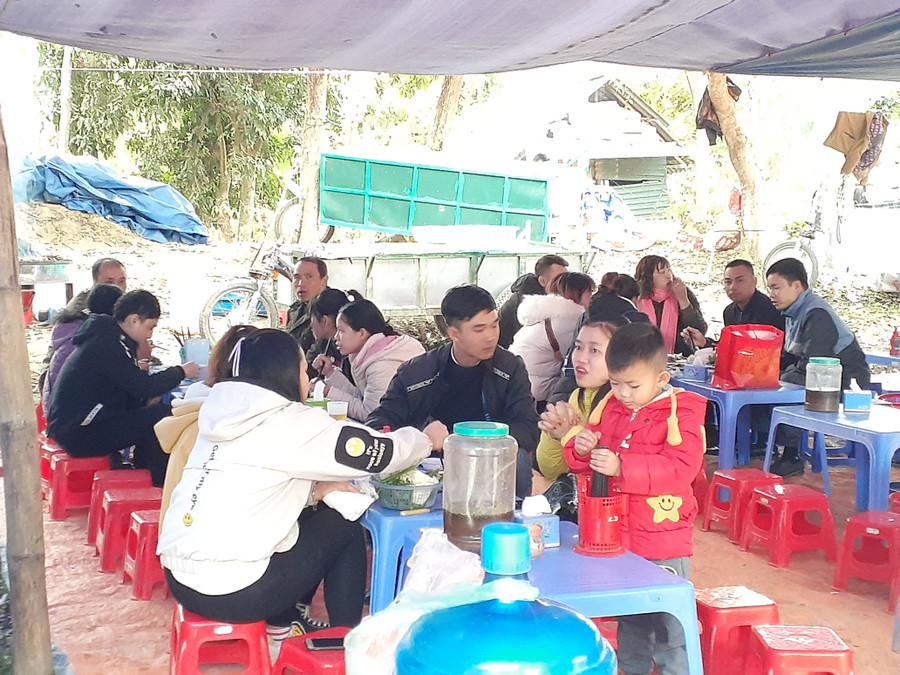 Hơn 20 hàng quán dựng lên phục vụ du khách