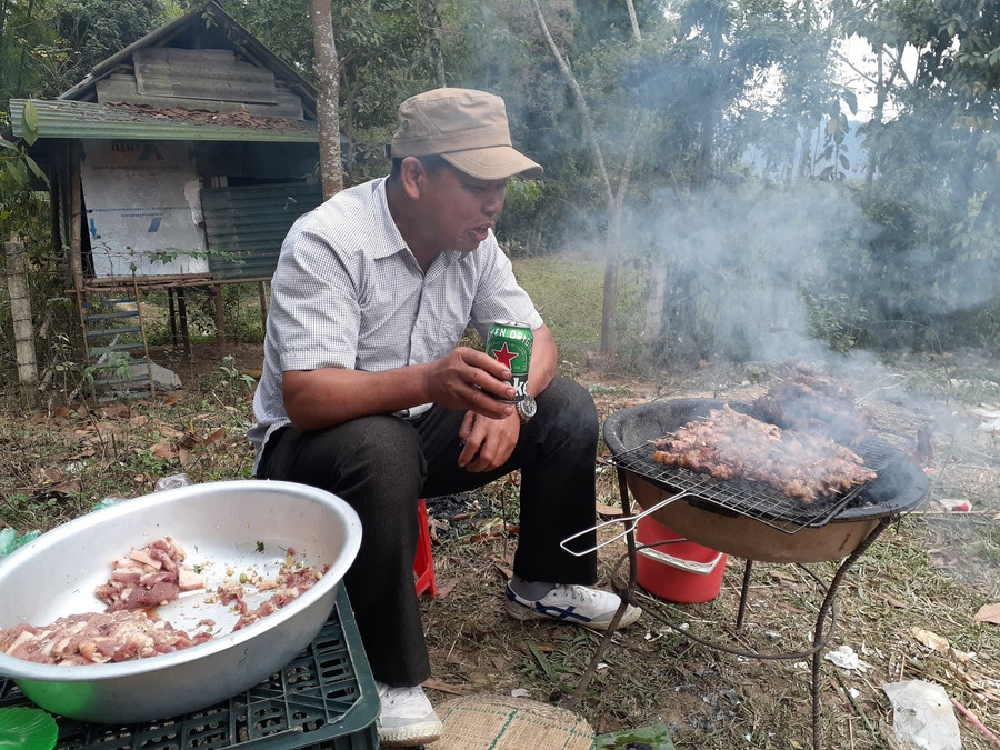 Mỗi quầy hàng xuất bán khoảng 100 xiên thịt nướng mỗi ngày, thu về từ 1,5 - 2 triệu đồng/ngày.