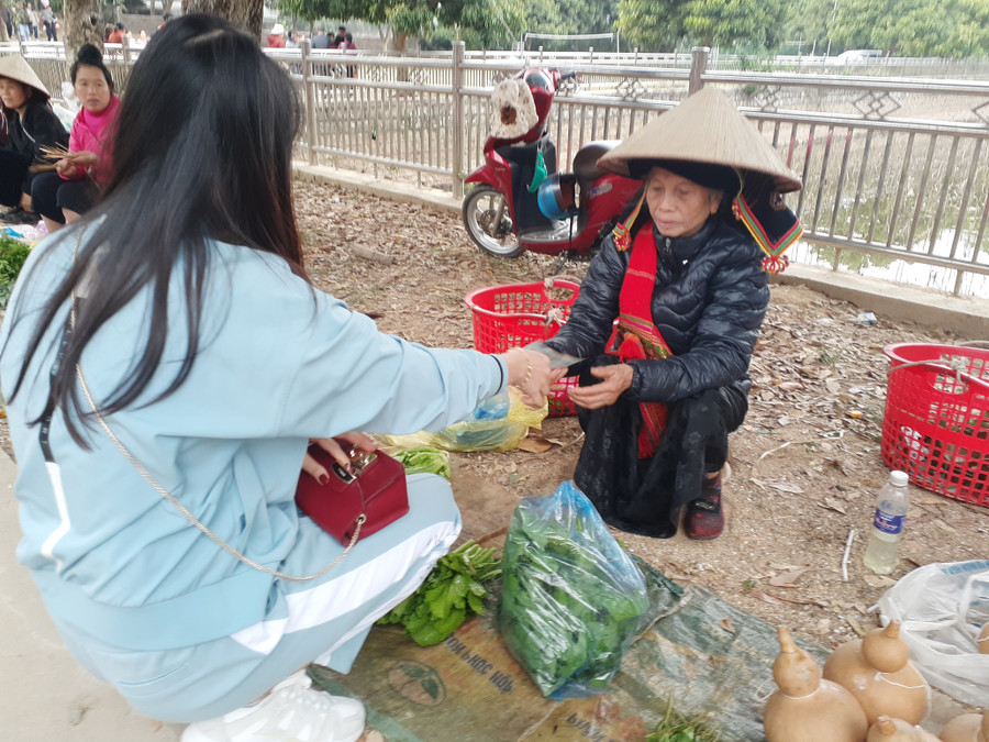 Nhiều gia đình tranh thủ mua nông sản