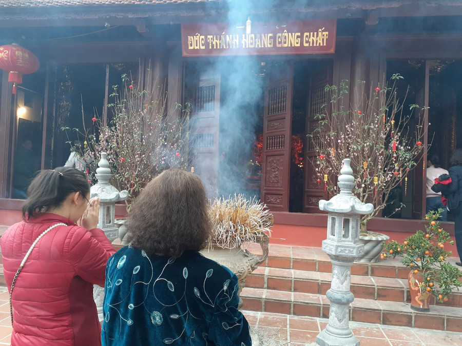 Nhiều gia đình đến từ đếm 30 Tết để cầu bình an và may mắn