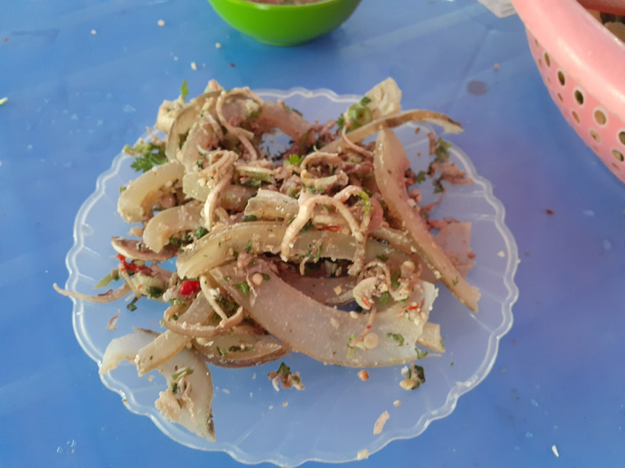 Nộm da trâu, món ăn địa phương được nhiều du khách sử dụng