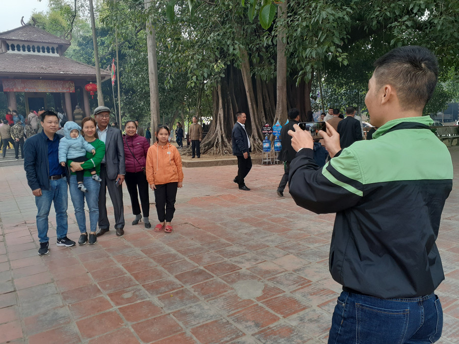 Nhiều gia đình lưu lại kỷ niệm khi đặt chân dưới gốc cây cổ thụ (đa, đề, si), tượng trưng cho tinh thần đoàn kết các dân tộc