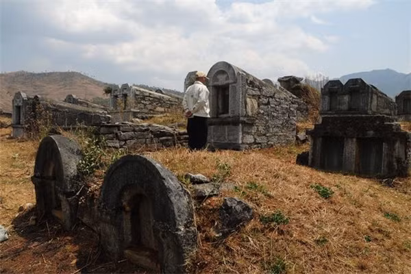 Những ngôi mộ rải rác khắp các nơi ở Trung Quốc&nbsp;(Ảnh: Internet)