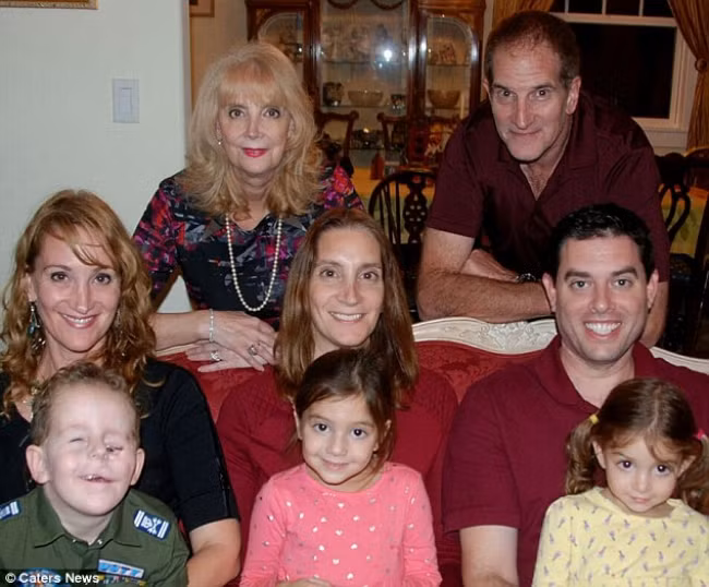  Ethan sống cùng mẹ Annie, ông ngoại Phil và bà ngoại Andrienne. Bức ảnh gia đình được chụp trong ngày Lễ tạ ơn cùng với cô chú và em họ của cậu bé. 