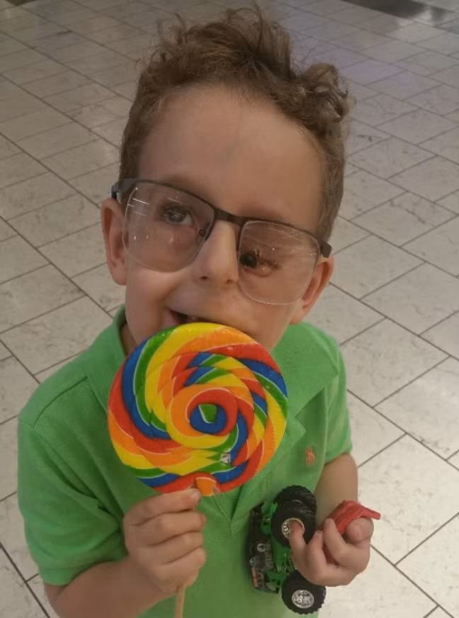  Cậu bé kiên cường Ethan Zweig. 