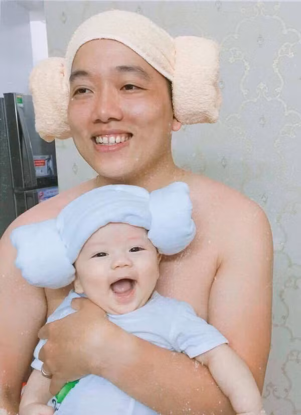 Chồng rủ rê vợ con cosplay 