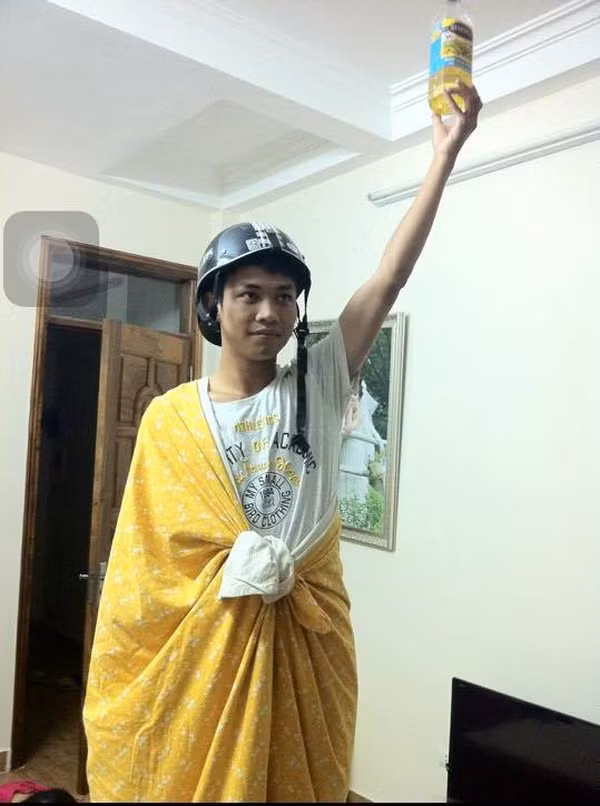 Chồng rủ rê vợ con cosplay 