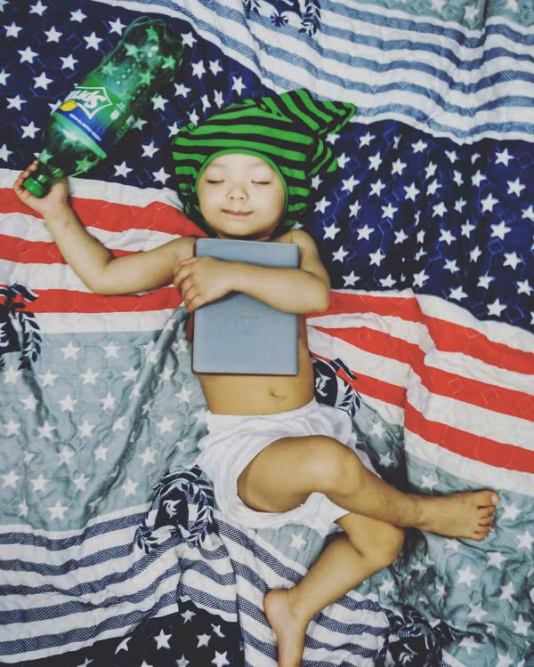 Chồng rủ rê vợ con cosplay 