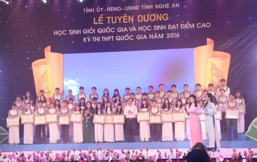 Nghệ An: Trao thưởng hơn 1 tỷ đồng cho HSG và học sinh điểm cao thi THPT quốc gia 2016