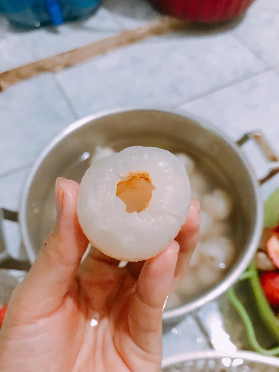 Cách làm vải ngâm đường ngọt thanh pha cùng trà giải khát mùa hè ảnh 2