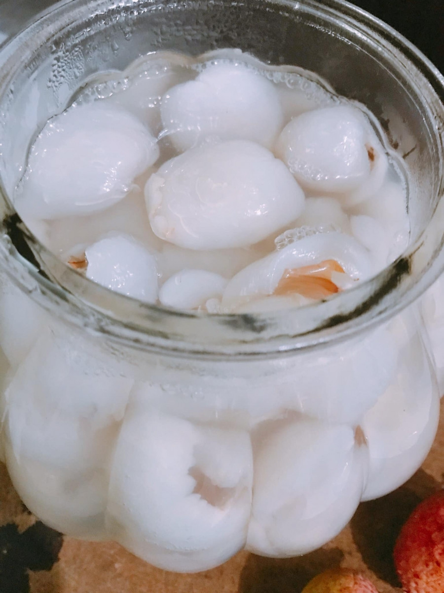 Cách làm vải ngâm đường ngọt thanh pha cùng trà giải khát mùa hè ảnh 5