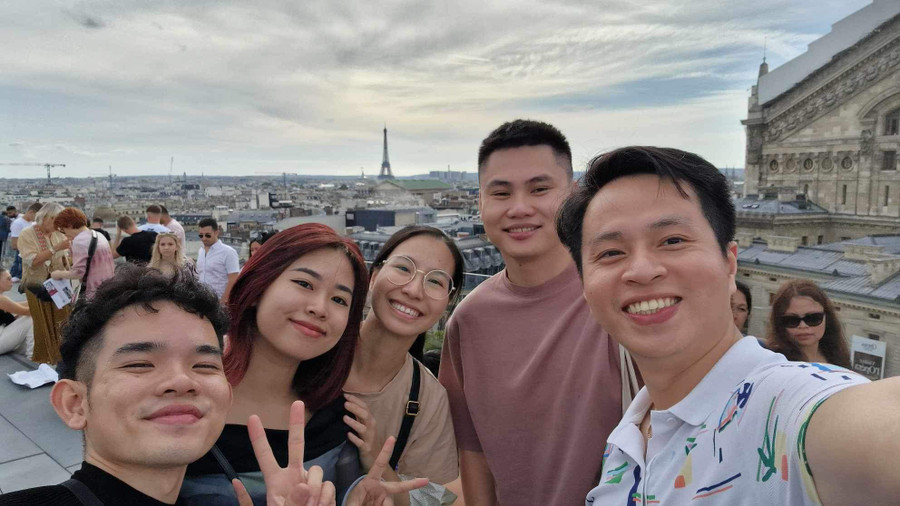 Sinh viên Thiết kế thời trang trải nghiệm học tập và khám phá văn hóa tại Pháp. Sinh viên Thiết kế thời trang trải nghiệm học tập và khám phá văn hóa tại Pháp.