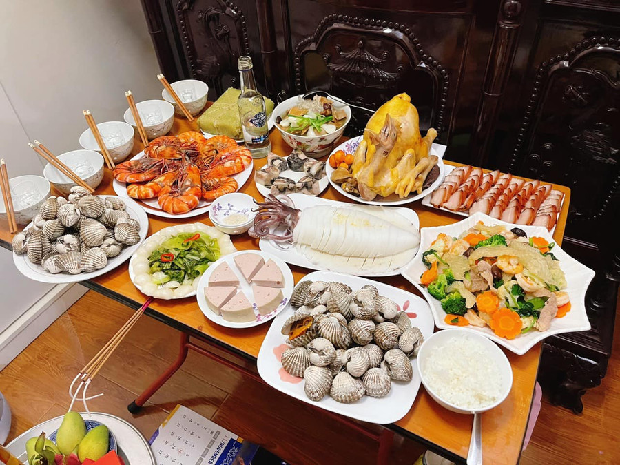 Mực hấp, gà luộc, sò, bóng xào thập cẩm, tôm, giò, thịt xá xíu, canh măng miến, bánh chưng dưa hành.