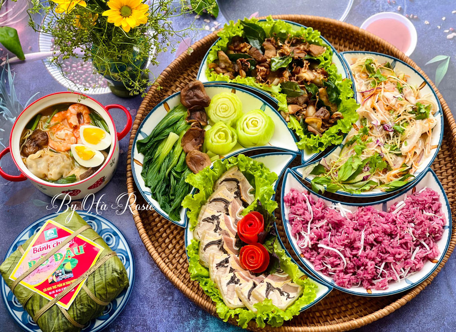 Gà luộc, bánh chưng, giò tai, thịt lợn mán xào lá mắc mật, rau cải chíp luộc, mì vằn thắn, gỏi tai heo.