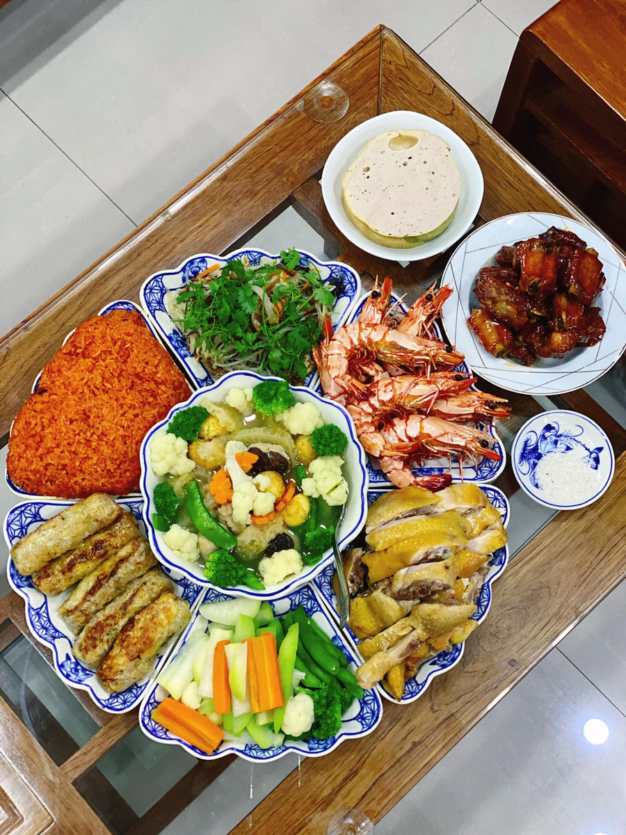 Gà luộc, rau củ quả luộc, nem rán, xôi gấc, miến xào lòng mề thập cẩm, tôm chiên, sườn xào chua ngọt, canh bóng thập cẩm, giò lụa.