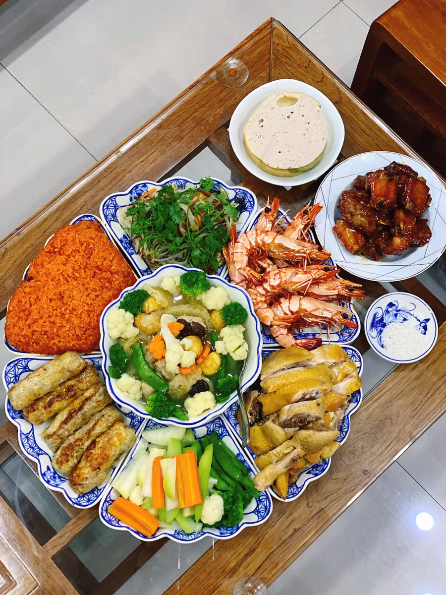 Gà luộc, rau củ quả luộc, nem rán, xôi gấc, miến xào lòng mề thập cẩm, tôm chiên, sườn xào chua ngọt, canh bóng thập cẩm, giò lụa.