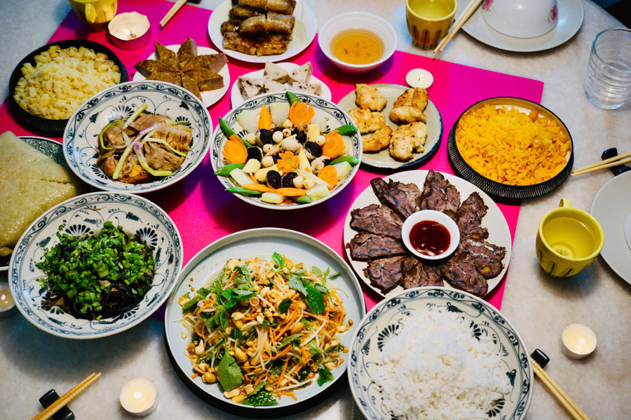 Nộm su hào, nem rán, bắp bò ngâm mắm, giò gà nấm hương, chả mực, canh măng ninh ngan già, canh mọc thập cẩm, miến lòng mề gà.