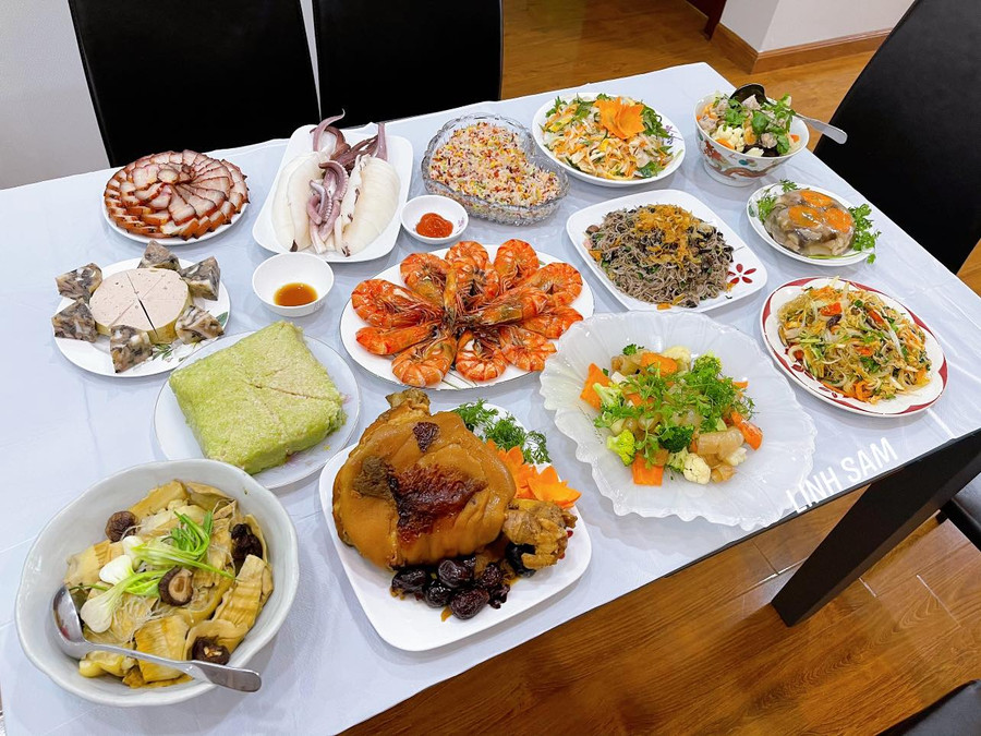 Mực luộc, tôm hấp, chân giò hầm thuốc bắc, hải sâm xào rau củ, miến xào cua bể, bún xào ngán, xôi ngũ sắc, thịt xá xíu, gỏi gà, giò, bánh chưng, canh măng, canh mọc, thịt đông.