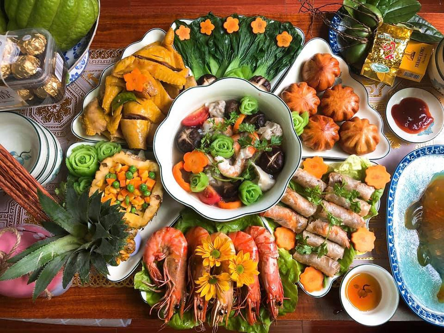 Tôm chao, nem, bánh bao chiên, cải thìa xào nấm, gà ủ muối, xào thập cẩm, canh há cảo nấu tôm nấm.