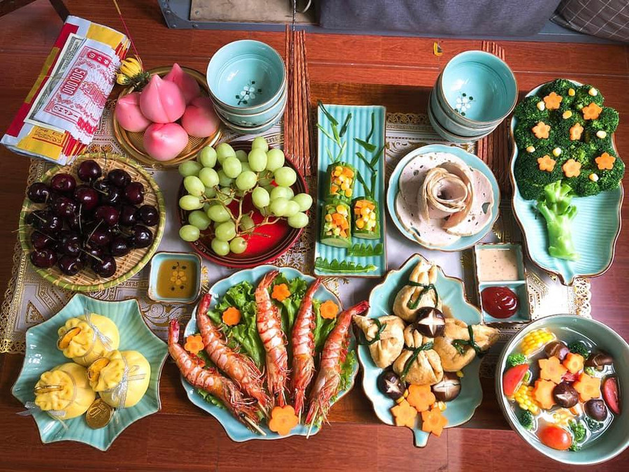 Bánh bao đào tiên, bánh bao túi tiền, tôm xiên, đậu phụ bao bố, canh thập cẩm, giò lụa, súp lơ xào