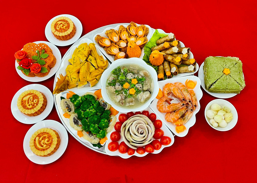 Tôm hấp, nem rán, chả tôm, bóng xào hoa lơ, canh măng, giò lụa, xôi gấc, hành muối, bánh chưng.