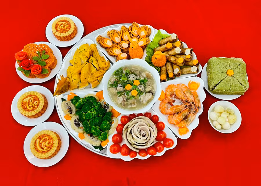 Tôm hấp, nem rán, chả tôm, bóng xào hoa lơ, canh măng, giò lụa, xôi gấc, hành muối, bánh chưng.