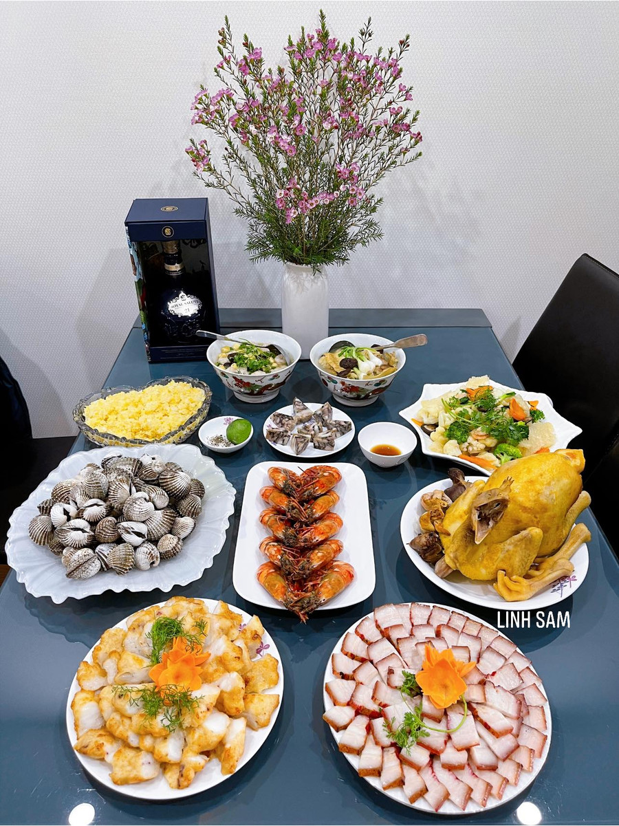 Gà luộc, chả mực tấm, thịt xá xíu, sò huyết, tôm hấp, xôi đỗ, bóng xào thập cẩm, giò xào, canh măng móng giò, canh mọc rau củ.